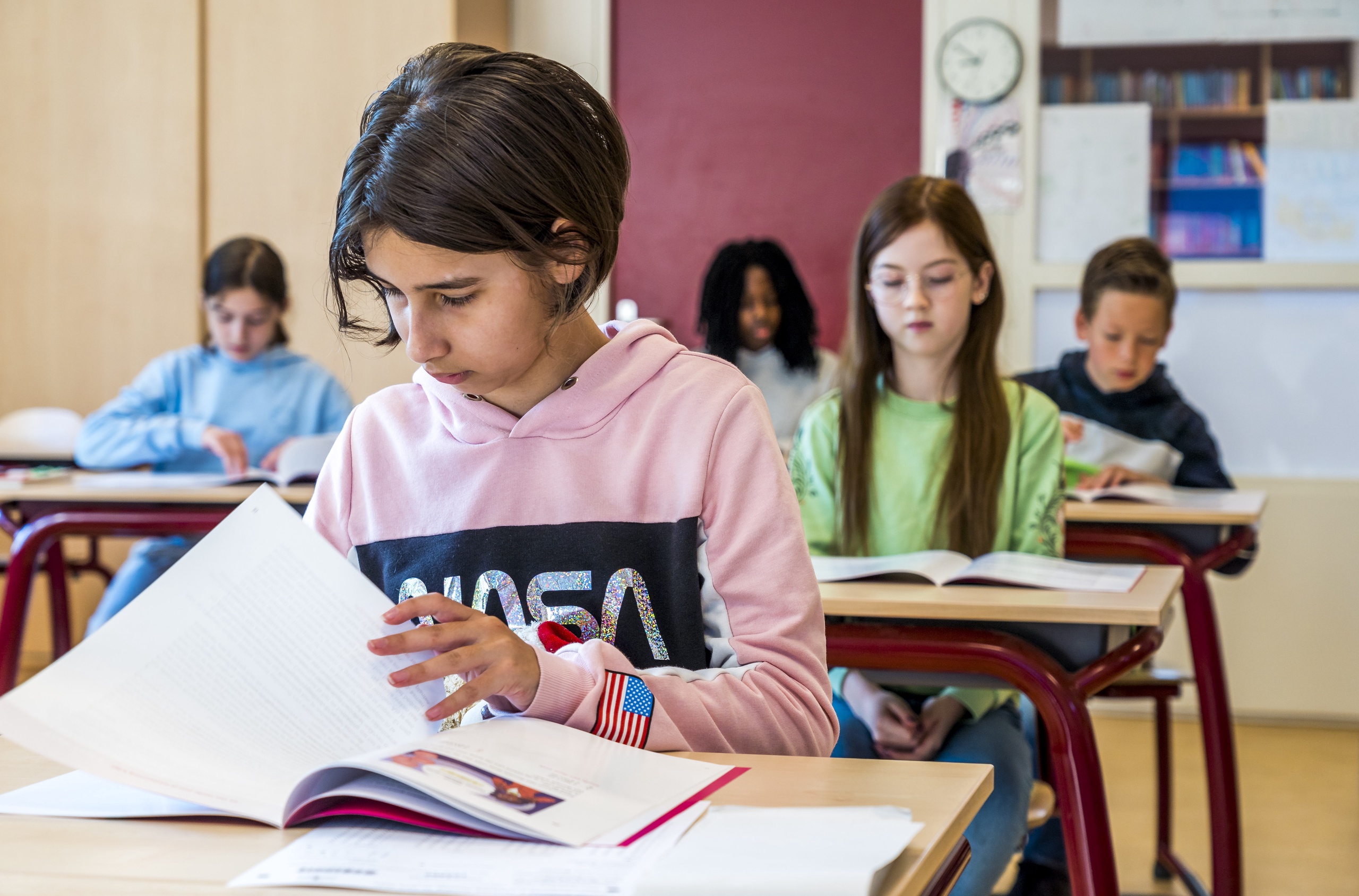 Student reading in a Dutch classroom